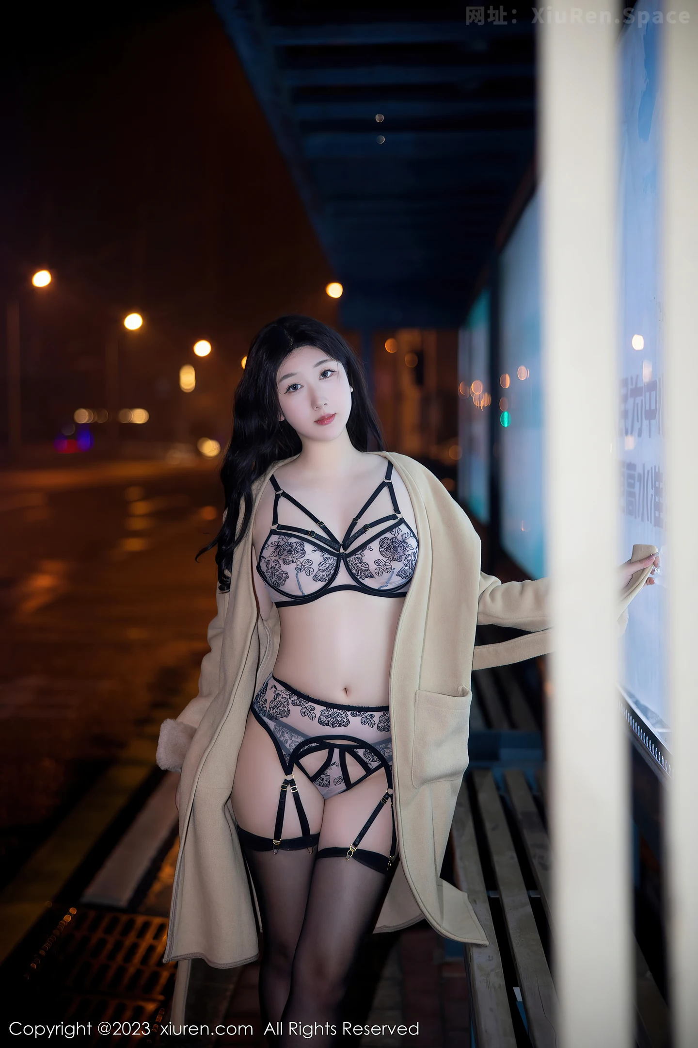 图片[3]-[XiuRen秀人网]2023.03.16 VOL.6424 江真真 米色风衣与白色透视情趣内衣加黑丝美腿性感私房写真集-秀人网官方网站